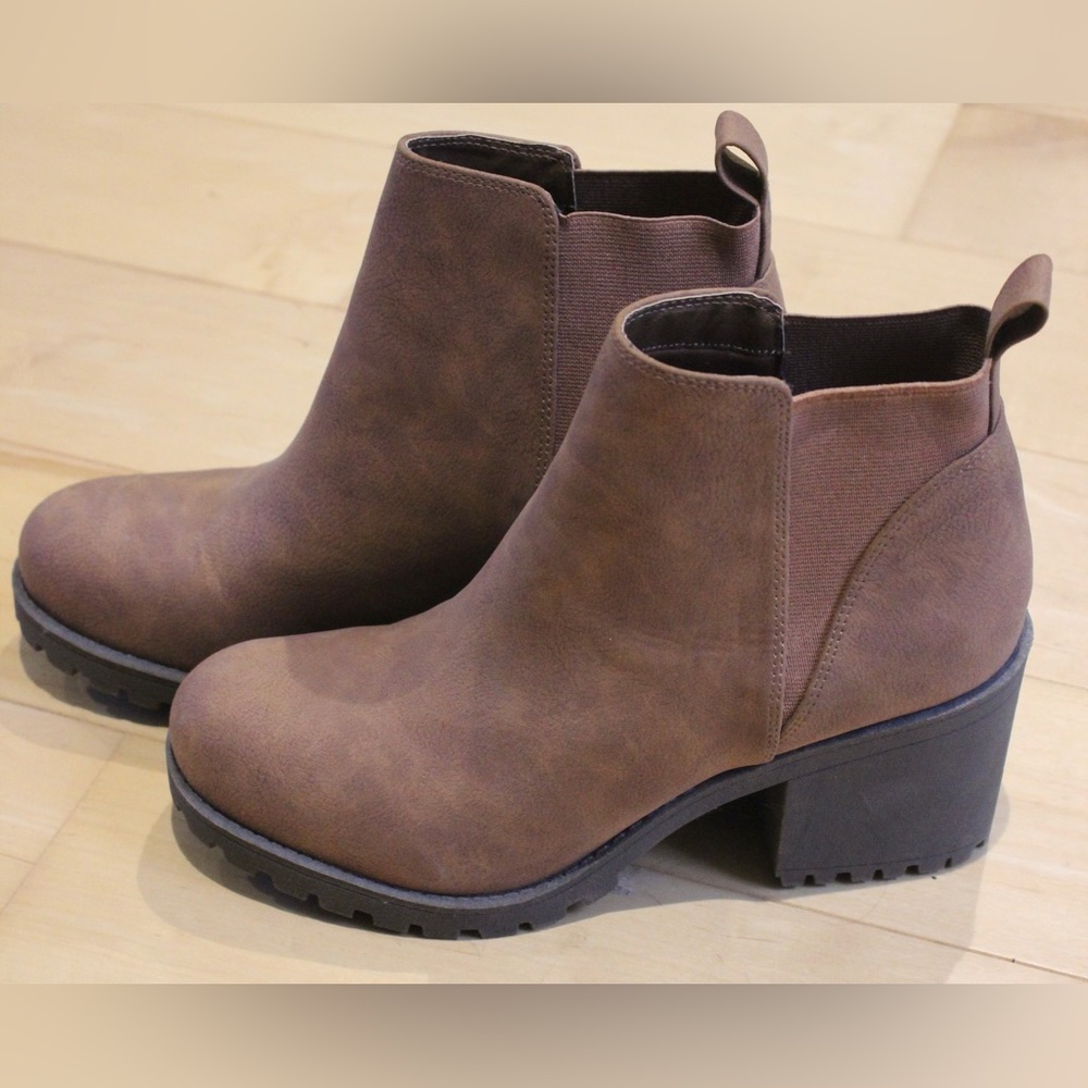 Chinese Laundry Chunky Chelsea Boot